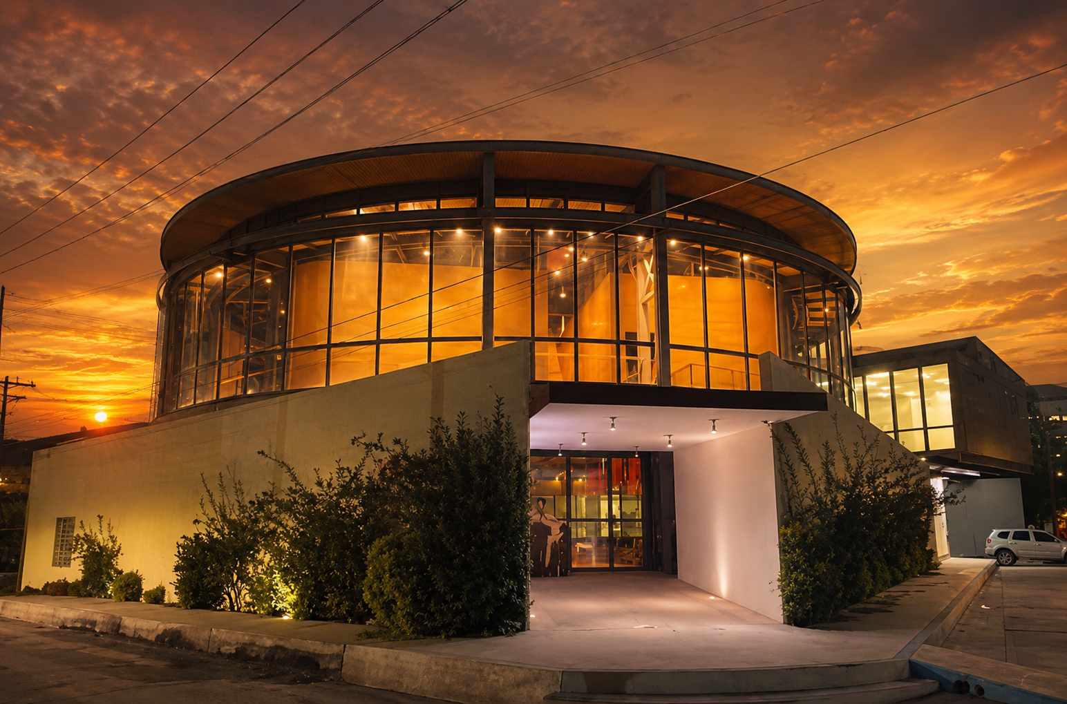 Fachada de Cineteca Sonora al atardecer, sede de proyección del Festival de Cine de Sonora