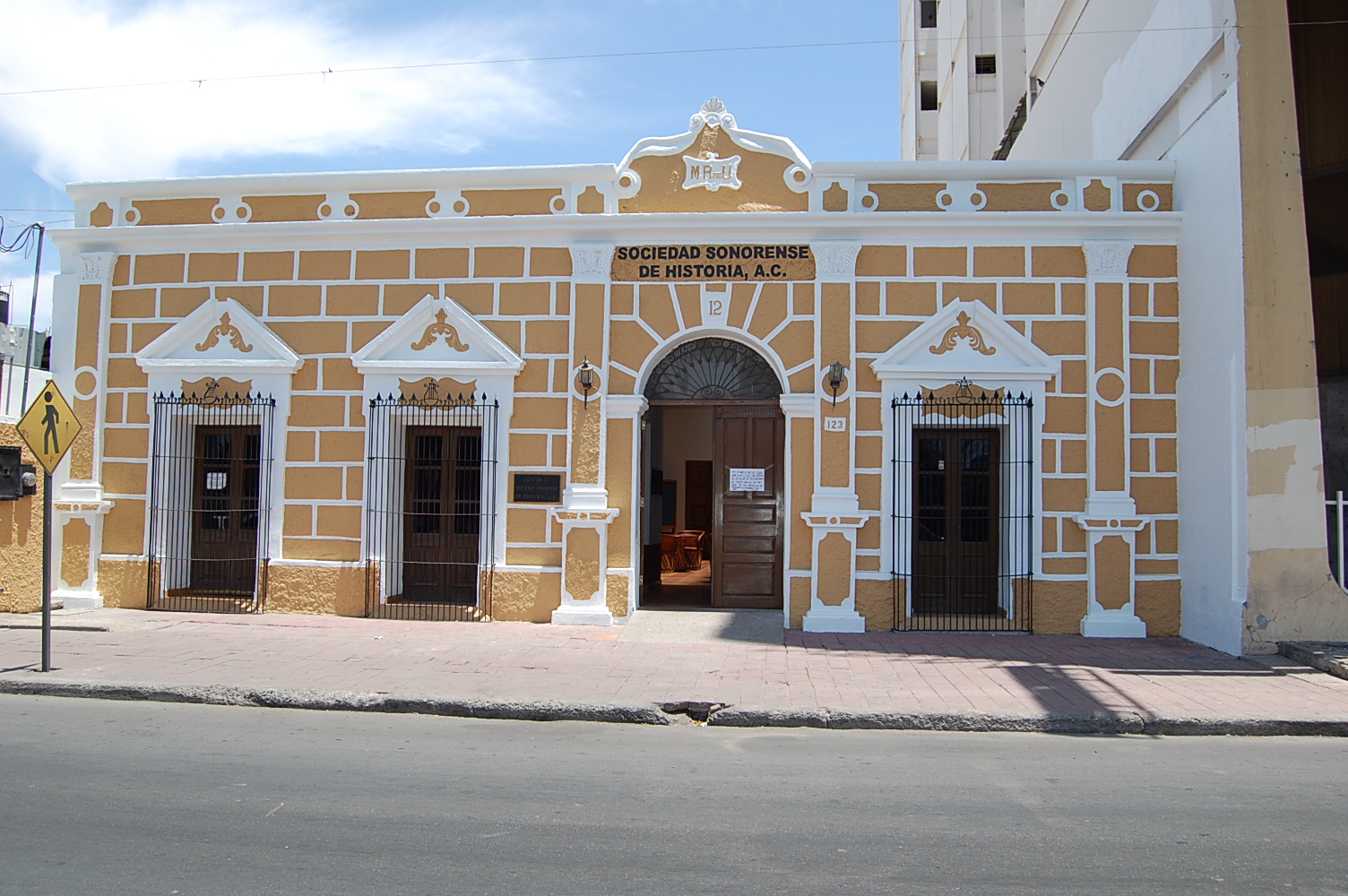 Fachada de la Sociedad Sonorense de Historia en el Centro de Hermosillo, sede de conversatorios del Festival de Cine de Sonora